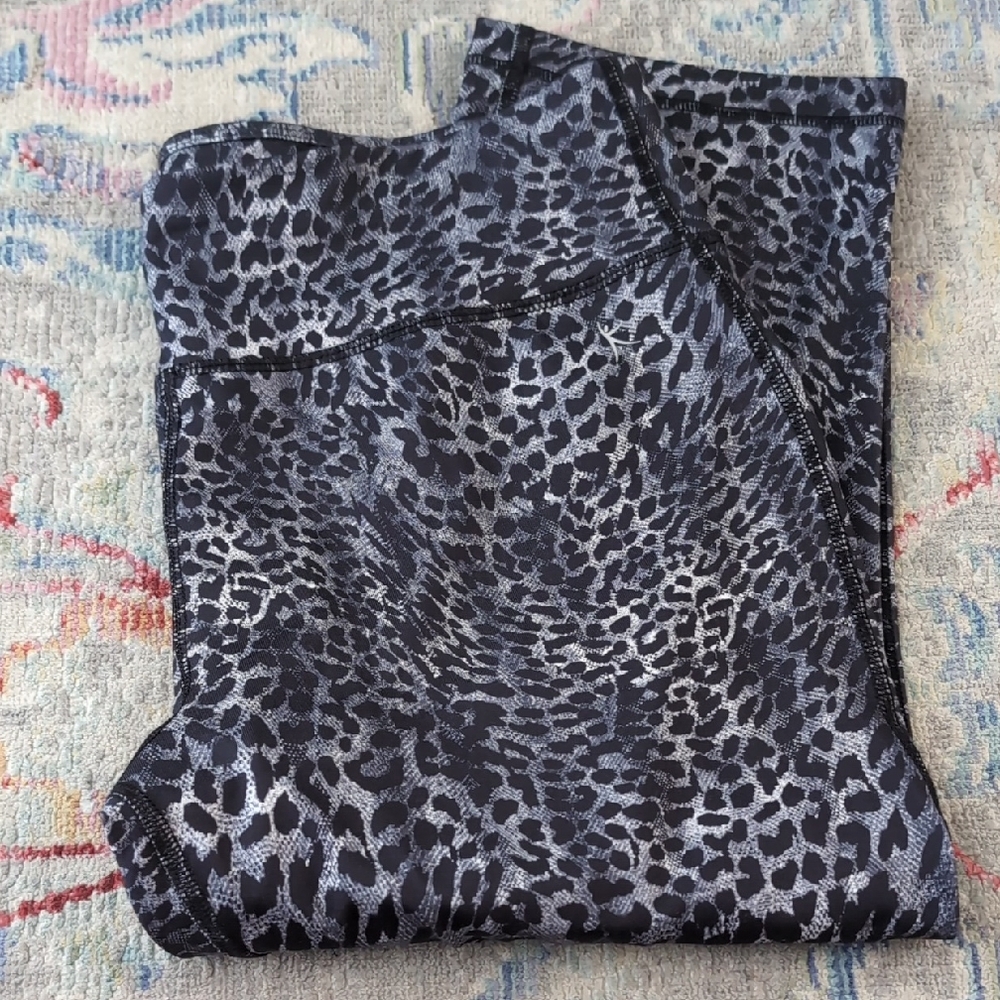 EUC Danskin Now Leopard Print Capri Leggings - Medium